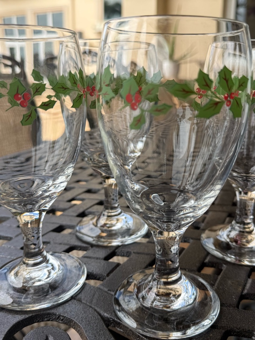 Christmas Holiday Holly Stemmed goblets 16oz (Set of 4) Excellent condition